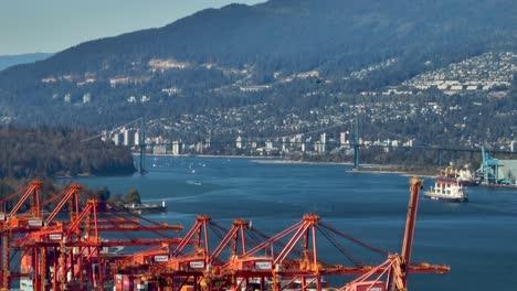 Helicóptero-Sobrevolando-La-Entrada-De-Burrard-Con-El-Puente-Lions-Gate-Al-Fondo-En-Vancouver,-Canadá