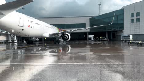 Tap-Air-Flugzeug-Der-Portugiesischen-Fluggesellschaft-Steht-Am-Flughafen-Lissabon-Und-Bereitet-Sich-Auf-Den-Abflug-Vor