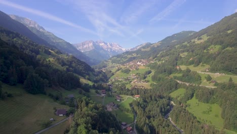 Imágenes-Aéreas-Sobre-Un-Exuberante-Valle-Alpino-Verde