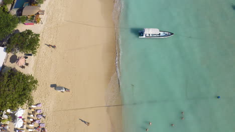 Tropische-Stranddrohnenaufnahmen,-Sanfte-Kamerabewegung
