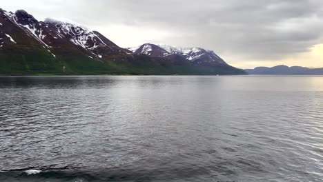 Cabo-Norte-Noruega-Honningsvåg-Sol-De-Medianoche-Sobre-El-Círculo-Polar-ártico-En-Verano,-En-Dirección-Norte-A-Través-De-Fiordos-En-La-Entrada-Del-Océano-Desde-Un-Crucero-1080p
