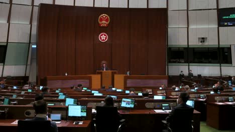 Hongkonger-Gesetzgeber-Nehmen-An-Einer-Sitzung-In-Der-Hauptkammer-Des-Legislativrates-In-Hongkong-Teil-Und-Sitzen-Dort