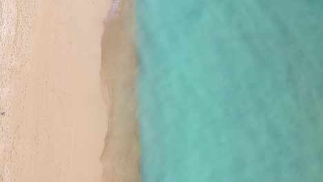 Tropischer-Strand-Mit-Türkisfarbenem-Meerwasser-Und-Wellen,-Luftaufnahme