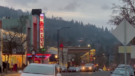 Varsity-Theatre-En-El-Centro-Histórico-De-Ashland-Al-Anochecer-En-Oregon,-EE.UU.