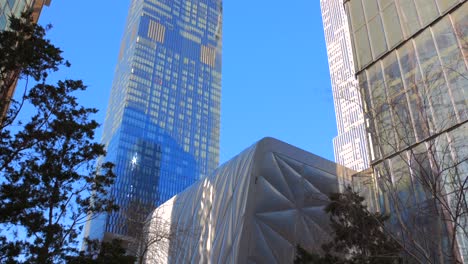 Passanten-Im-High-Line-Park-Mit-Wolkenkratzern-Im-Hintergrund-In-Manhattan,-New-York,-USA