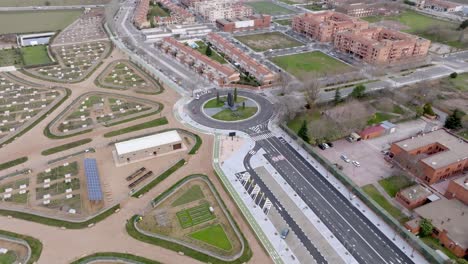 Flying-Towards-Beautiful-Roundabout-With-Monument-In-Center-Of-Salamanca-City,-Spain