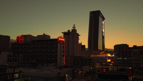 Hohe-Türme-In-Der-Fremont-Street-Werden-Vom-Sonnenuntergang-Und-Den-Lichtern-Der-Stadt-Beleuchtet