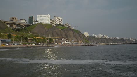 Vista-De-Los-Edificios-De-La-Costa-Desde-El-Mar