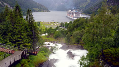 Donnernder-Fossevandring-Wasserfall-Norwegen-Schwenk-Vom-Wunderschönen-Geiranger-Fjord-Bis-Zur-Spitze-Der-Wasserfälle-Und-Zum-Hotel-4k-Prorezhq