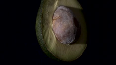Nahaufnahme-Einer-Avocado,-Die-Sich-Mit-Schwarzem-Hintergrund-Dreht