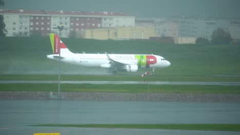 Tap-Air-Flugzeug-Der-Portugiesischen-Fluggesellschaft-Fährt-Am-Flughafen-Lissabon-Und-Bereitet-Sich-Auf-Den-Abflug-Vor