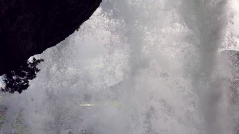 Wasserwand,-Die-Hinter-Dem-Wasserfall-Steinsdalsfossen-In-Steine,-Norwegen,-4k-Prorezhq-Herabstürzt