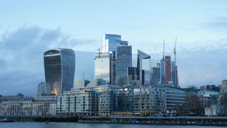 Horizonte-Del-Centro-Financiero-De-Londres-Y-Edificios-Rascacielos,-Hora-Azul