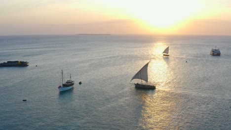 Piratenboote,-Die-Während-Des-Sonnenuntergangs-Laufen