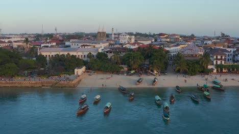 Seitliche-Kamerafahrt-über-Die-Küste-Von-Sansibar