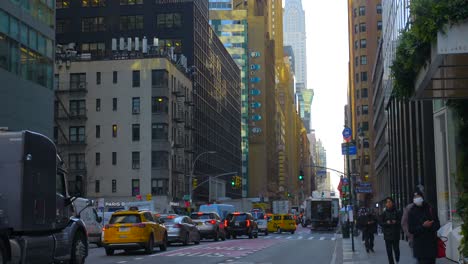 Tráfico-Típico,-Rascacielos-Y-Peatones-En-Manhattan,-Ciudad-De-Nueva-York,-Estados-Unidos