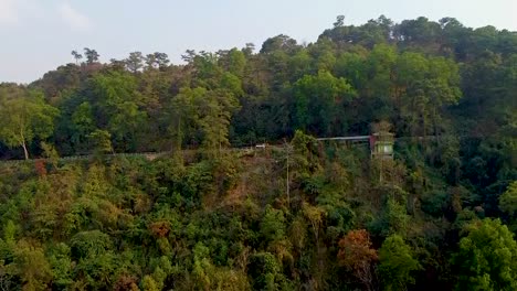 Berg-Bedeckt-Mit-Dichten-Grünen-Wäldern-Am-Abend-Drohne-Video-Aufgenommen-Am-Umiyam-See-Shillong-Meghalaya-Indien