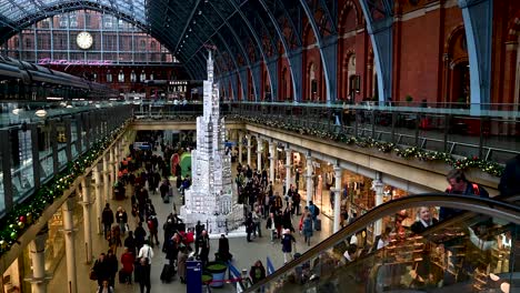 Looking-down-towards-St-Pancreas-Station-near-Christmas-a-Lancôme-Eiffel-Tower,-London,-United-Kingdom