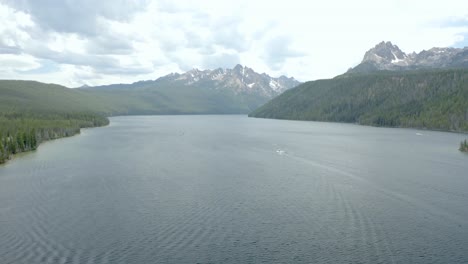 Aerial-drone-shot-of-Sawtooth-Mountain-at-Redfish-Lake-in-Stanley-Idaho