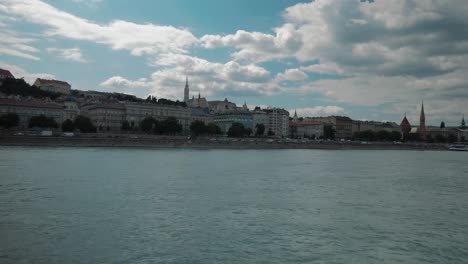Bootsfahrt-Durch-Die-Donau,-Sommernachmittag,-Leicht-Bewölkt