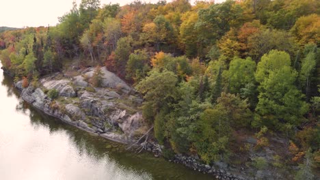 Luftlandschaftsansicht-über-Einen-Fluss,-Der-Durch-Bunte-Herbstliche-Bäume-Fließt,-Mit-Gelb-rotem-Und-Orangefarbenem-Laub