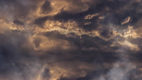 Kumuluswolken,-Gewitter,-Die-In-Den-Wolken-Aufblitzen