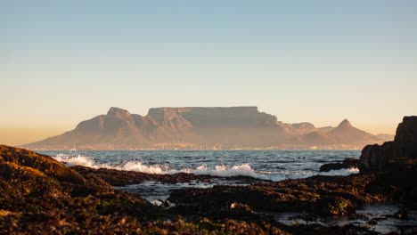 Time-lapse-over-the-ocean-of-Table-Mountain-while-the-sun-is-setting