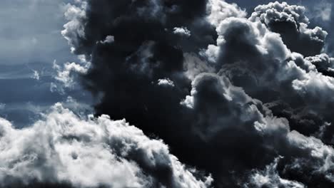 Kumuluswolken-Bewegten-Sich-Mit-Einem-Gewitter-In-Ihnen-über-Den-Himmel