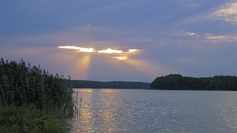 Schöne-Sonnenuntergangsstrahlen-über-Wasser-Und-Landschaft-Des-Wdzydze-landschaftsparks-Polen