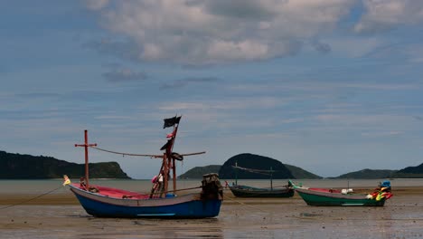Fischerboote,-Die-Bei-Ebbe-Festmachen,-Werden-Normalerweise-Als-Teil-Einer-Romantischen-Provinziellen-Seelandschaft-Des-Khao-Sam-Roi-Yot-Nationalparks,-Prachuap-Khiri-Khan,-In-Thailand-Gesehen