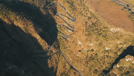 Erstaunliche-Luftaufnahme-Von-Oben-Nach-Unten-Auf-Die-Brasilianische-Bergstraße-Serra-Do-Rio-Do-Rastro-Und-Die-Berge-Von-Santa-Catarina