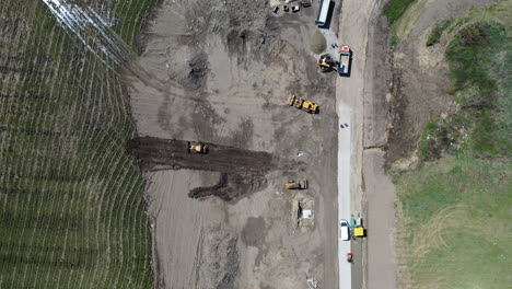 Bulldozer-Amarillo-Trabajando-En-La-Construcción-De-Carreteras