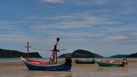 Fischerboote,-Die-Bei-Ebbe-Festmachen,-Werden-Normalerweise-Als-Teil-Einer-Romantischen-Provinziellen-Seelandschaft-Des-Khao-Sam-Roi-Yot-Nationalparks,-Prachuap-Khiri-Khan,-In-Thailand-Gesehen
