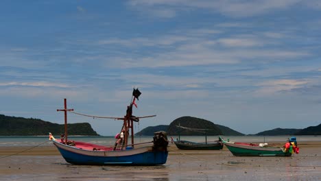 Los-Barcos-De-Pesca-Que-Amarran-En-La-Marea-Baja-Generalmente-Se-Ven-Como-Parte-De-Un-Romántico-Paisaje-Marino-Provincial-Del-Parque-Nacional-Khao-Sam-Roi-Yot,-Prachuap-Khiri-Khan,-En-Tailandia