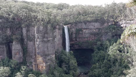Fitzroy-Falls-Gorge-View-Con-Vegetación-En-El-Parque-Nacional-Kangaroo-Valley-Australia,-Tiro-Medio-Bloqueado