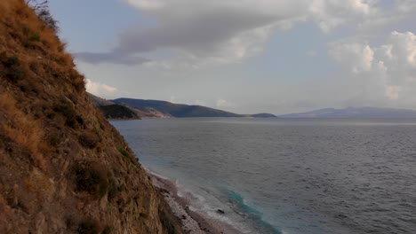 Felsformationen-An-Der-Wunderschönen-Küste-Des-Ionischen-Meeres-Mit-Der-Insel-Korfu-Im-Hintergrund