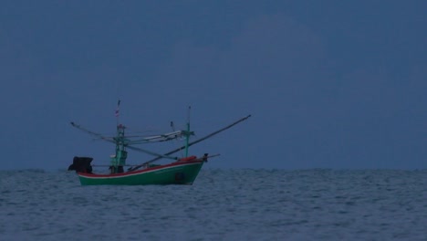 Los-Barcos-De-Pesca-En-Tailandia-Esperan-En-Medio-Del-Océano-A-Que-Oscurezca-Para-Poder-Encender-Sus-Luces-Verdes-Y-Comenzar-A-Pescar-Y-Pescar-Camarones