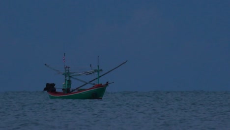 Fischerboote-In-Thailand-Warten-Mitten-Auf-Dem-Ozean-Darauf,-Dass-Es-Dunkel-Wird,-Damit-Sie-Ihre-Grünen-Lichter-Einschalten-Und-Anfangen-Können,-Garnelen-Zu-Fischen-Und-Zu-Schleppen