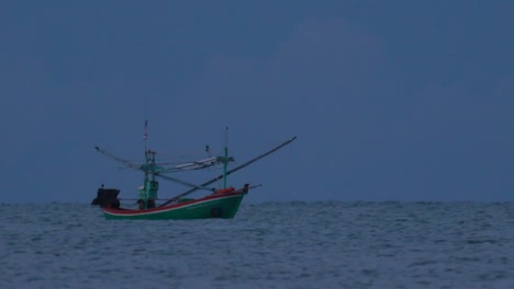 Fischerboote-In-Thailand-Warten-Mitten-Auf-Dem-Ozean-Darauf,-Dass-Es-Dunkel-Wird,-Damit-Sie-Ihre-Grünen-Lichter-Einschalten-Und-Anfangen-Können,-Garnelen-Zu-Fischen-Und-Zu-Schleppen