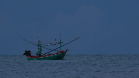 Los-Barcos-De-Pesca-En-Tailandia-Esperan-En-Medio-Del-Océano-A-Que-Oscurezca-Para-Poder-Encender-Sus-Luces-Verdes-Y-Comenzar-A-Pescar-Y-Pescar-Camarones