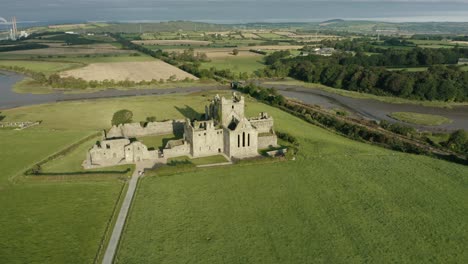 Luftaufnahme,-Wegfliegen,-Dunbrody-Abbey-Ist-Ein-Ehemaliges-Zisterzienserkloster-In-Der-Grafschaft-Wexford,-Irland