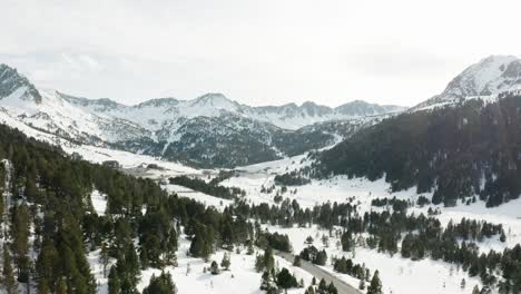 Das-Haupttal-Von-Andorra-Hinauffliegen
