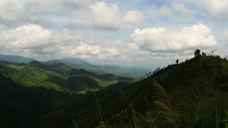 Wolken,-Die-Sich-Bewegen-Und-Schatten-Auf-Die-Berge-Werfen,-Ist-Ein-Zeitraffer,-Der-Von-Einem-Der-Höheren-Bergkämme-Des-Mae-wong-nationalparks-Im-Unteren-Norden-Thailands-Aufgenommen-Wurde