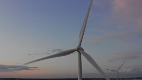 Turbinas-Eólicas-Durante-La-Puesta-De-Sol-En-La-Isla-Neeltje-Jans,-Países-Bajos