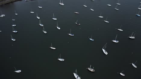 Teure-Yachten,-Freizeitboote-Und-Katamarane,-Die-An-Einem-Städtischen-Jachthafen-Angedockt-Sind-|-Newhaven,-Edinburgh,-Schottland-|-4k-Bei-30fps