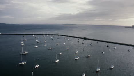 Teure-Yachten,-Freizeitboote-Und-Katamarane,-Die-An-Einem-Städtischen-Jachthafen-Angedockt-Sind-|-Newhaven,-Edinburgh,-Schottland-|-4k-Bei-30fps