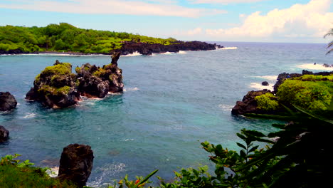 Schöne,-Blaue-Keawaiki-bucht-Und-Schwarzer-Sandstrand---Lavafelsen-Auf-Der-Straße-Nach-Hana,-Maui,-Hawaii,-Breite-Statische-Pazifische-Ozeanwellen,-4k-Prorezhq