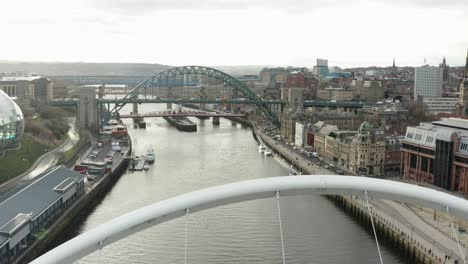 Ein-Flug-Entlang-Des-Flusses-Tyne,-Der-Die-Brücken-Und-Das-Stadtzentrum-Von-Newcastle-Zeigt