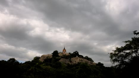 Wat-Phra-Phutthachai-Ist-Ein-Touristenziel-Für-Ausländer-Und-Thailändische-Staatsangehörige,-Die-Nach-Segnungen-Suchen