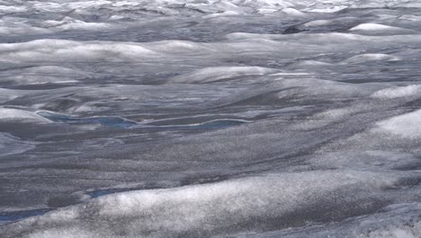 Ein-Kleiner-Strom-Von-Schmelzwasser-Aus-Dem-Inlandeis-Auf-Grönland